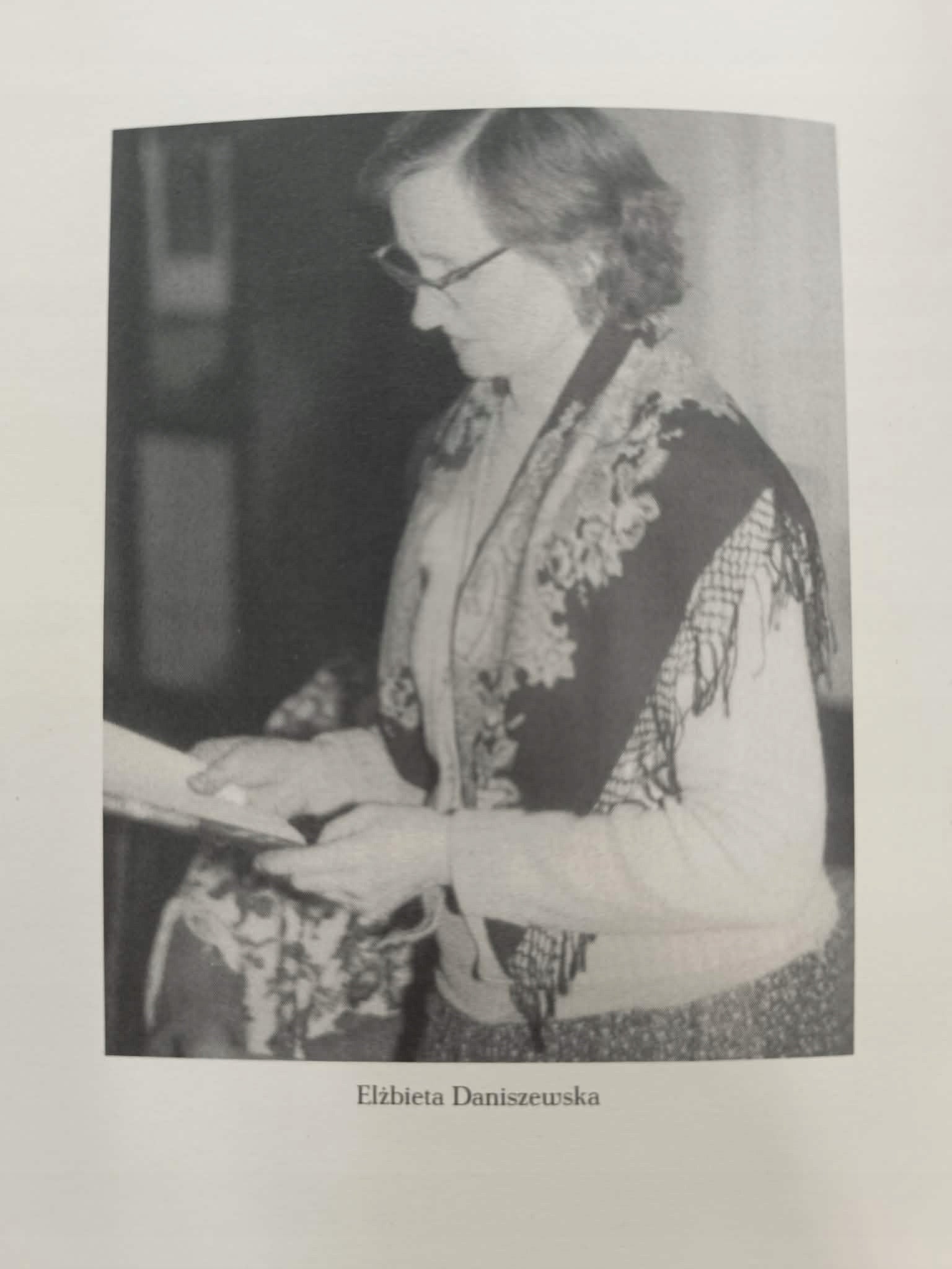 Elżbieta Daniszewska, Ludziom i ziemi, Poezja