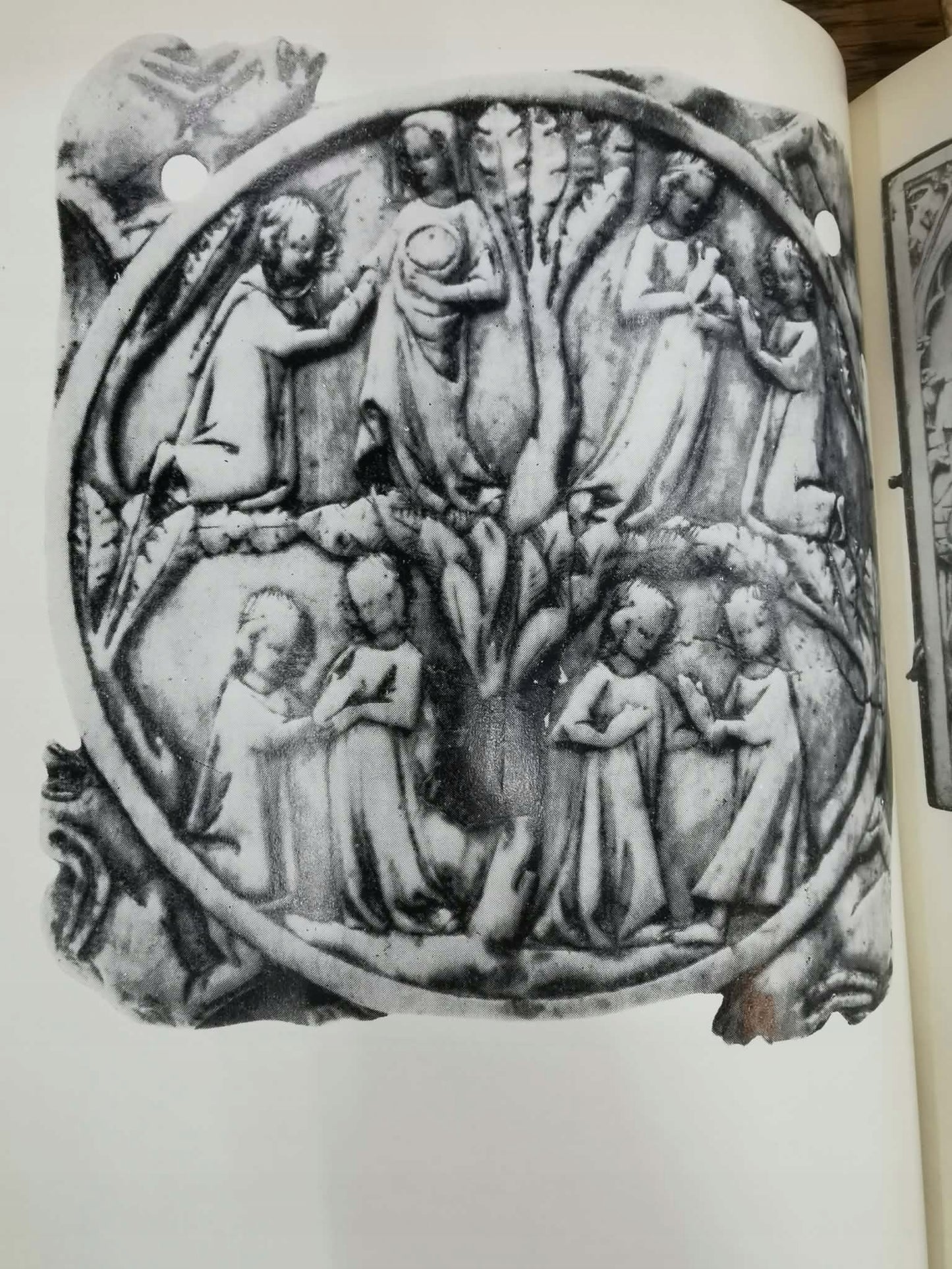 Zachodnioeuropejska rzeźba z kości w latach 1100-1900, katalog wystawy MNW