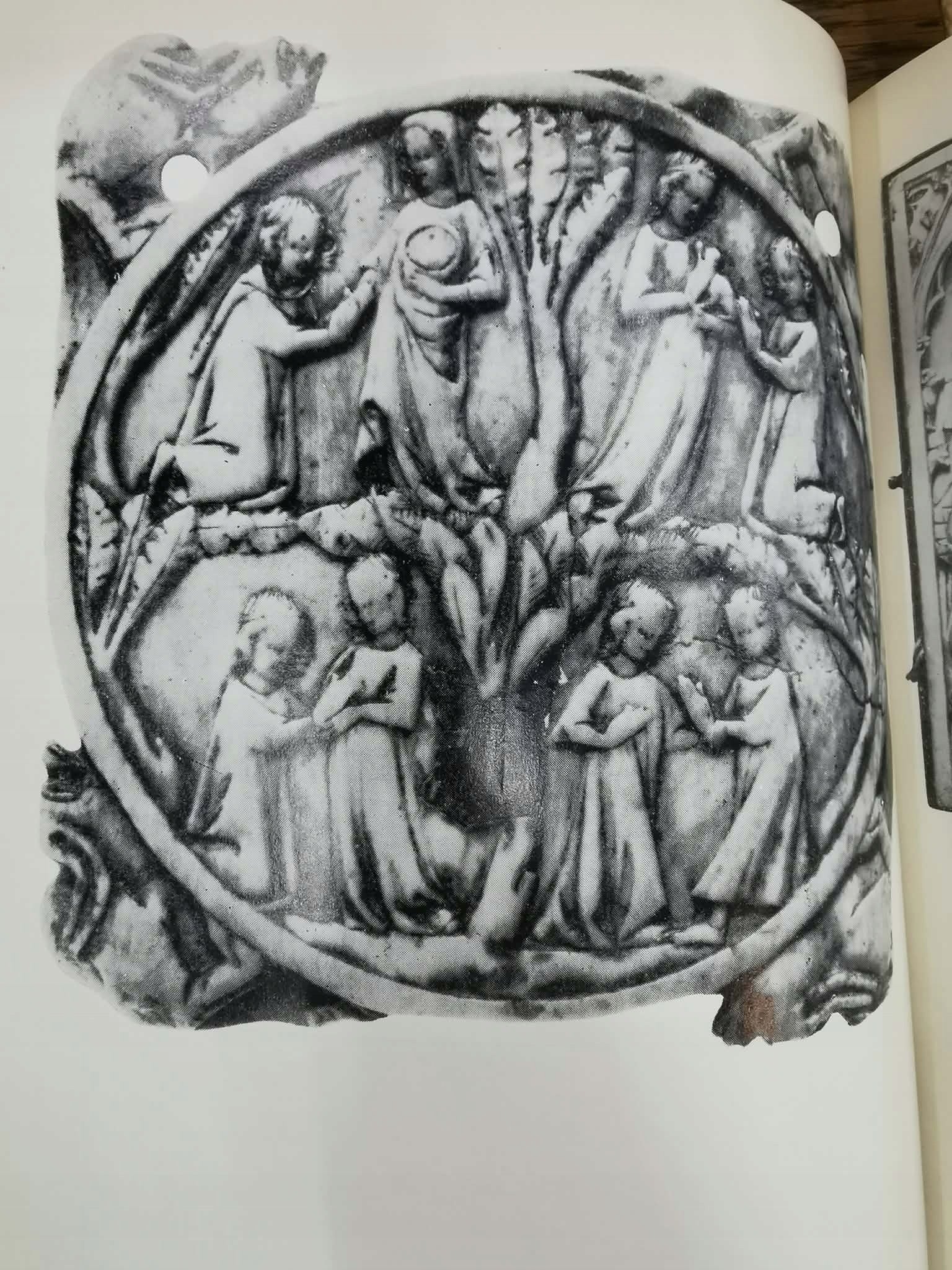 Zachodnioeuropejska rzeźba z kości w latach 1100-1900, katalog wystawy MNW