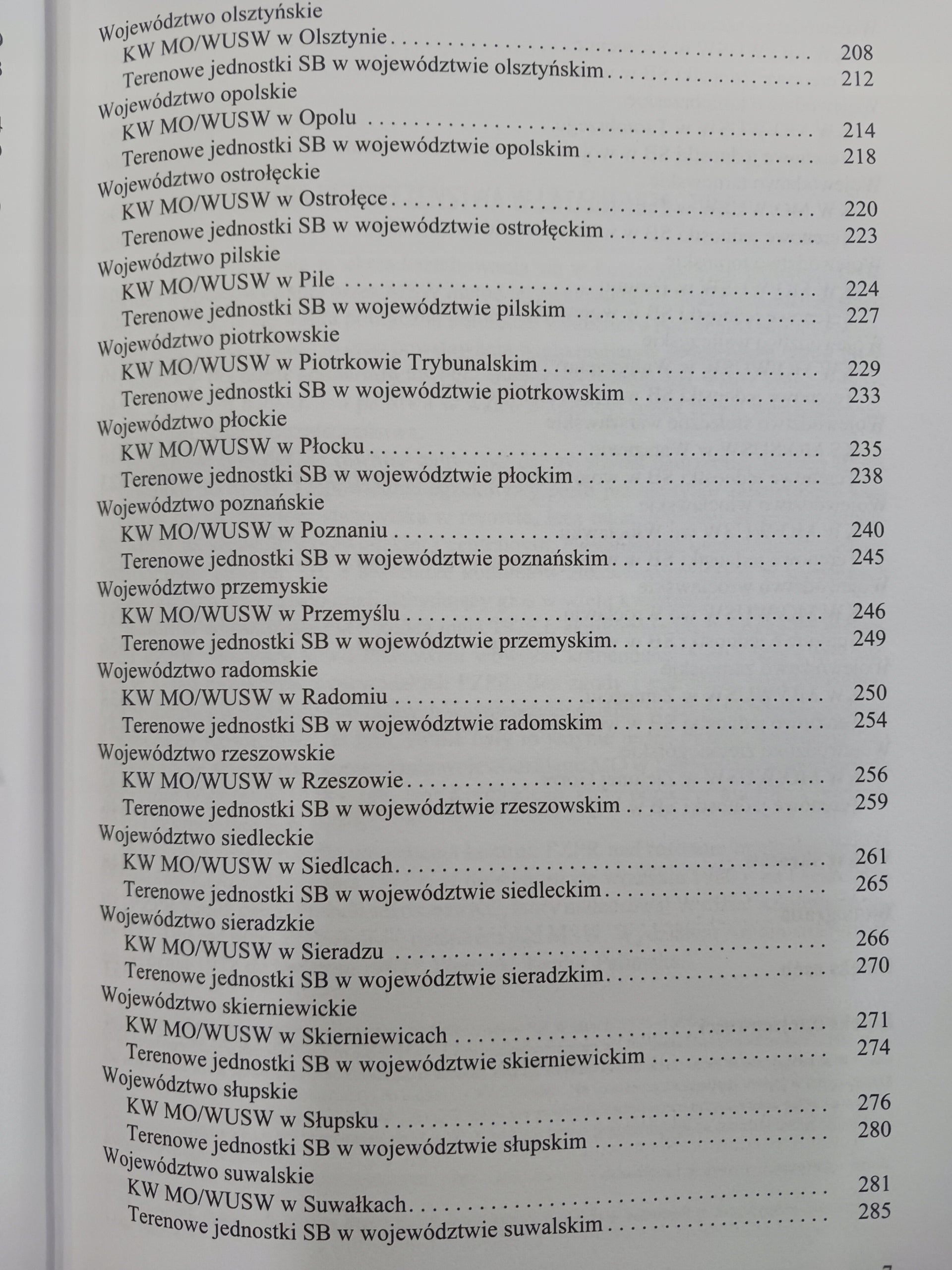 Aparat bezpieczeństwa w Polsce Kadra kierownicza tomy 1-3 Praca zbiorowa