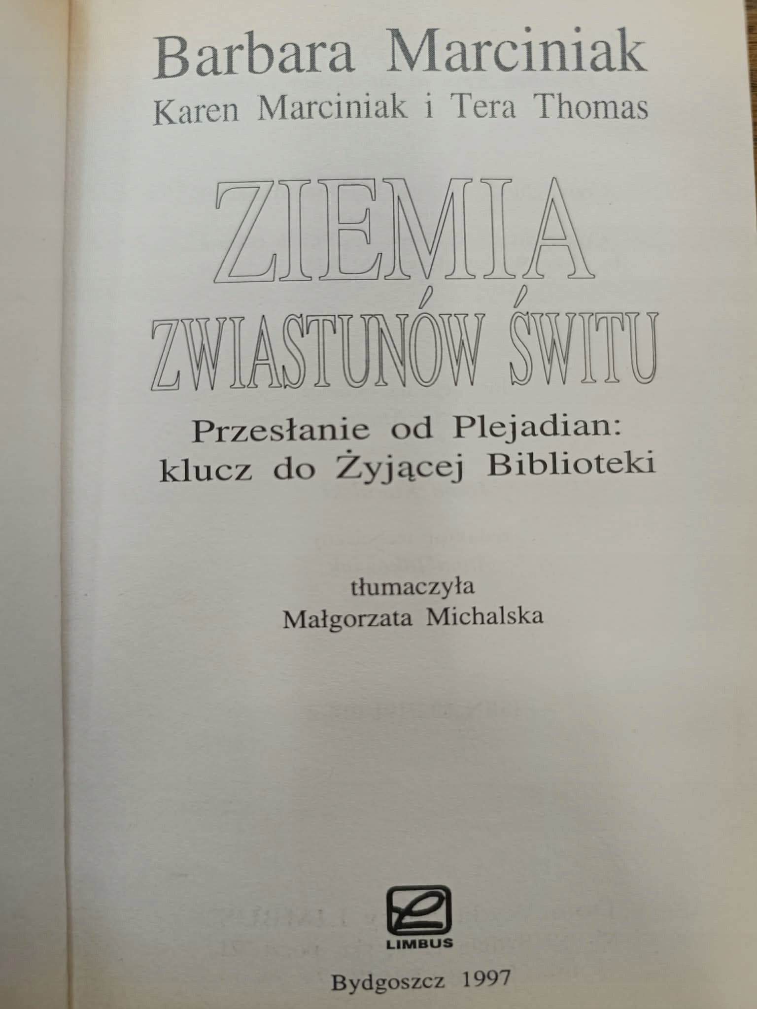 Ziemia Zwiastunów Świtu, Barbara Marciniak