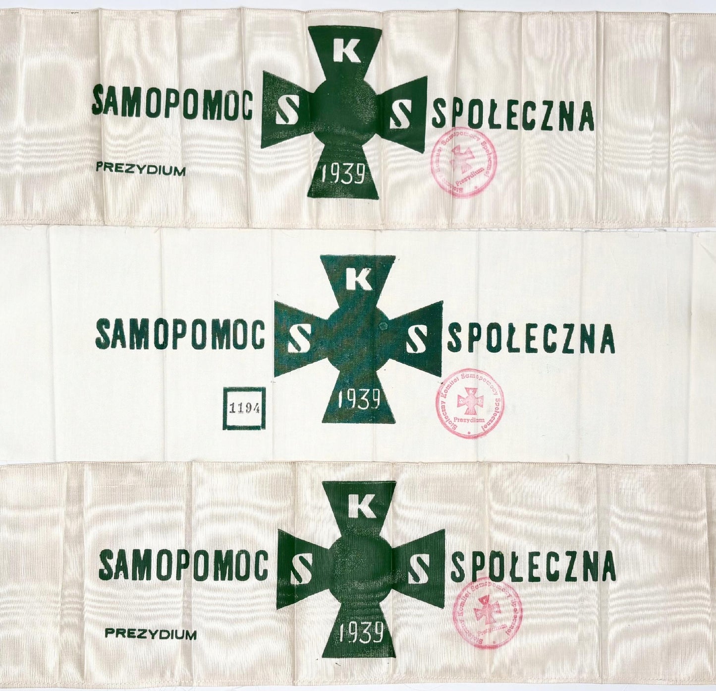 Trzy przepaski Stołecznego Komitetu Samopomocy Społecznej z kopertą [1939]