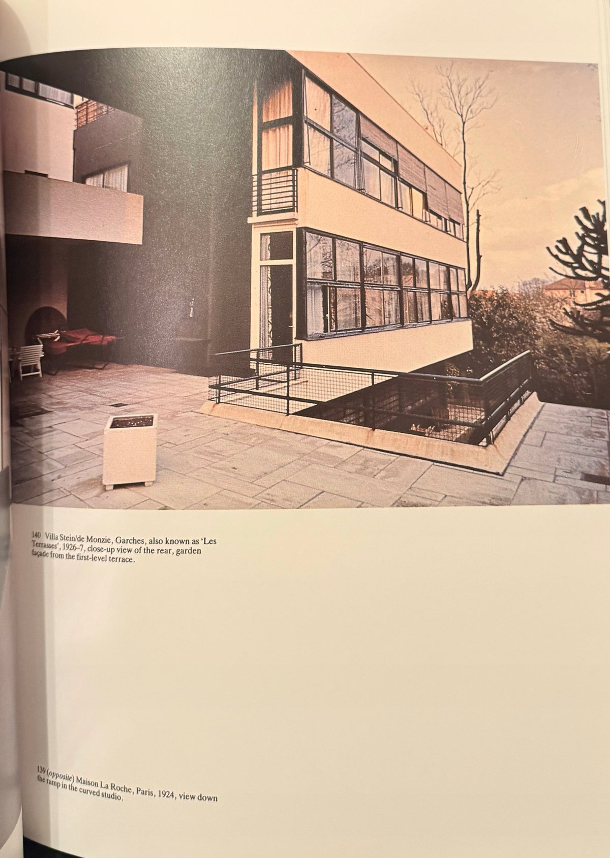 Le Corbusier: Ideas and forms William J R Curtis